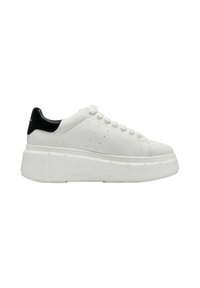 Vita sneakers med en kraftig sula, texturerad vit ovandel och kontrasterande svart hälaccent. Har sex snörhål och en slät finish.