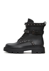 Botas de tobillo de cuero negro con un acabado texturizado, que cuentan con tachuelas decorativas, una correa con hebilla y una suela gruesa y resistente.