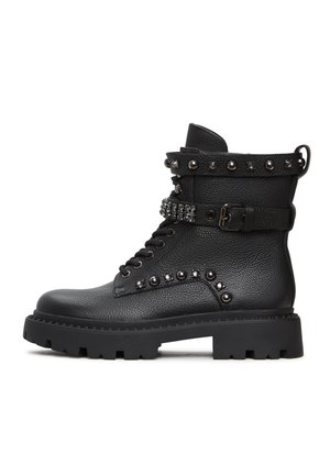 Schwarze Leder-Stiefeletten mit strukturiertem Finish, ausgestattet mit dekorativen Nieten, einem Schnallenriemen und einer robusten, klobigen Sohle.