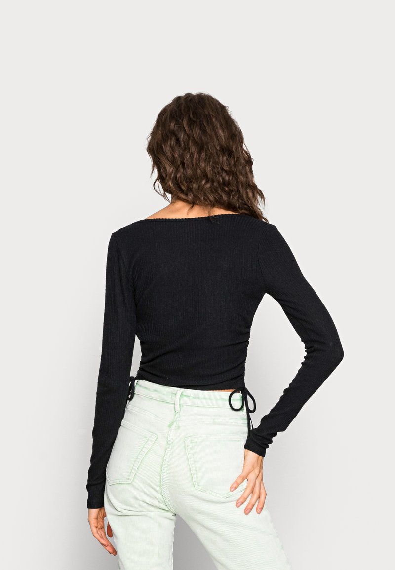 Damen T-Shirts | Hollister Co. DOUBLE SIDE CINCH BUTTON THROUGH Langarmshirt black/schwarz - PB18620 Damen T-Shirts | Hollister Co. DOUBLE SIDE CINCH BUTTON THROUGH Langarmshirt black/schwarz - PB18620