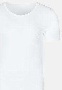 Simpel hvid T-shirt med korte ærmer og scoop-halsudskæring, vist på en ensfarvet baggrund.