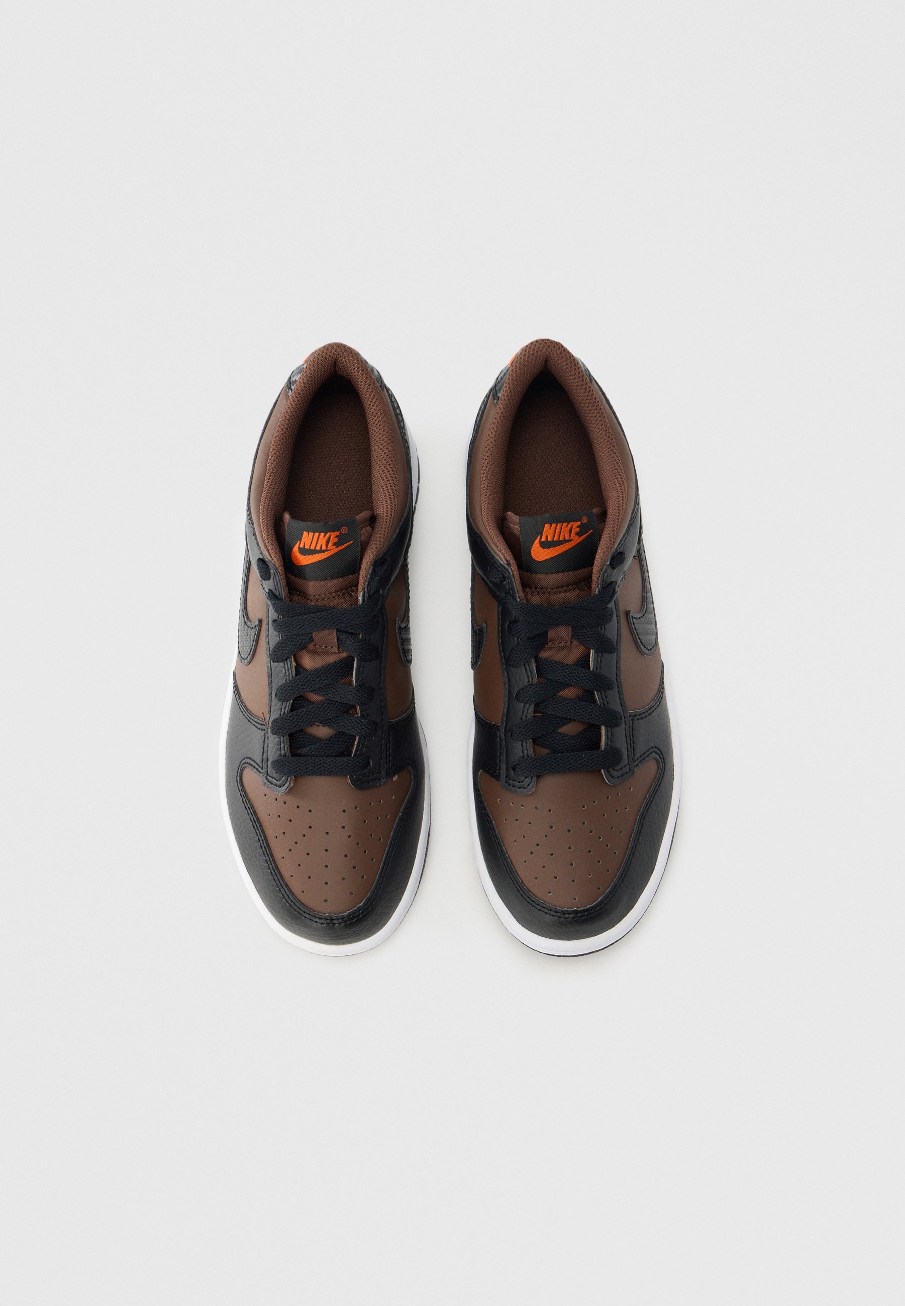 nike dunk low dark chocolate