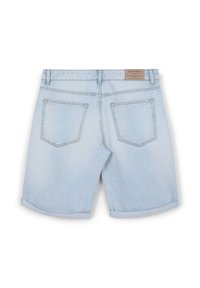 Shorts in denim azzurro con orlo arrotolato, dotati di due tasche posteriori e una piccola etichetta marrone sulla cintura. Texture liscia, design informale.