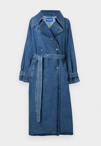Denim plašč v srednji modri barvi z zapenjanjem v pasu, velikim ovratnikom, dvojno zapenjanjem spredaj in zavitimi rokavi. Ima kontrastne šive.