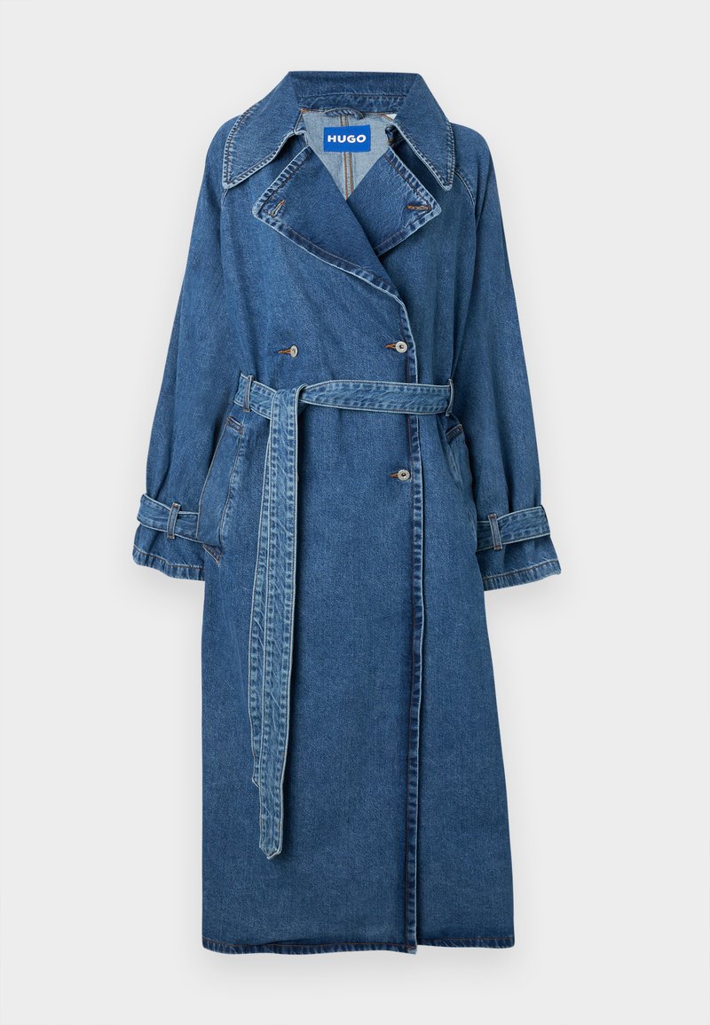 Jeans-Trenchcoat in Mittelblau mit tailliertem Gürtel, großem Kragen, doppelreihigem Knopfverschluss und aufgerollten Ärmeln. Mit kontrastierenden Nähten.