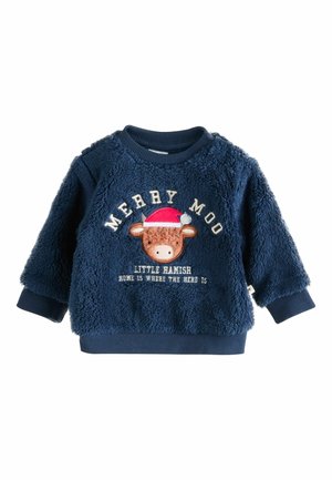 Granatowy polarowy sweatshirt z teksturowaną powierzchnią, z grafiką krowy noszącej czapkę Świętego Mikołaja oraz białym haftowanym napisem.