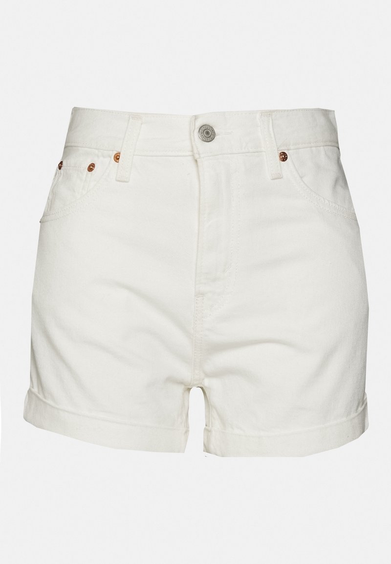 Shorts en denim blanc avec ourlets roulés, passants de ceinture, bouton avant, fermeture éclair et détails en rivets en cuivre sur les poches avant.