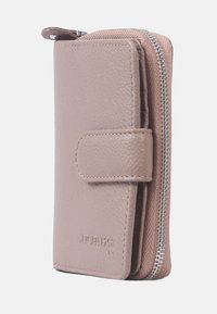 Lichtroze leren portemonnee met een textuurafwerking, voorzien van een ritssluiting, een buitenflap en een gegraveerd merklogo aan de zijkant.