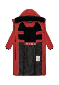 Parka rouge rembourrée avec capuche en fausse fourrure noire, fermetures éclair et boutons, poches intérieures et doublure en satin noir. Étiquette de la marque visible à l'intérieur.