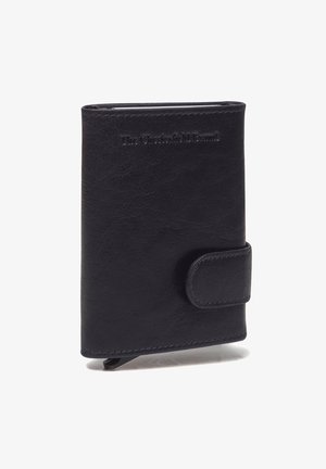 Schwarzes Lederportemonnaie mit strukturierten Oberflächen, Klappdeckel, der mit einem Knopf gesichert ist, und eingraviertem Logo auf der Vorderseite. Kompakte rechteckige Form.