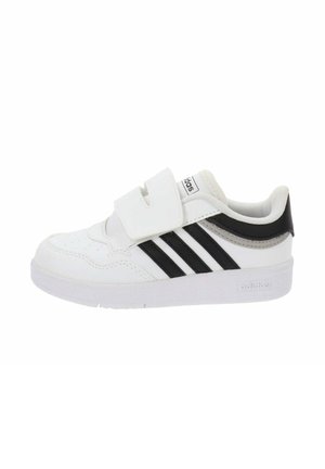 Sneaker bianco con accenti neri e grigi, caratterizzato da tre strisce nere, una fascia in velcro e una suola in gomma testurizzata. Design con punta rotonda.