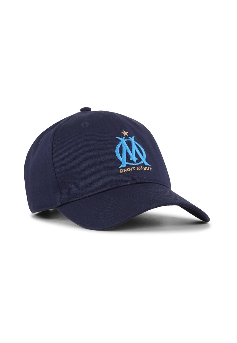 Gorra azul marino con visera curvada, que presenta un logo bordado en azul claro y el texto "Droit au But" con un acento de estrella dorada encima del logo.