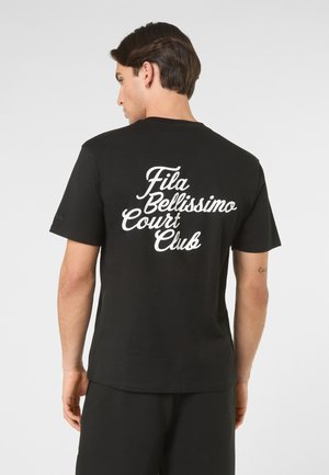 Man met donker haar, gekleed in een zwart T-shirt met witte tekst "Fila Bellissimo Court Club" op de achterkant, van achteren gezien tegen een effen achtergrond.