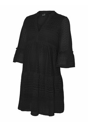 Sort blondekjole med V-udskæring, svingende trekvartærmer, lagdelt design og indviklede mønstre i hele stoffet.