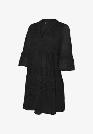 Vestido negro de encaje con escote en V, mangas acampanadas tres cuartos, diseño en capas y patrones intrincados en toda la tela.