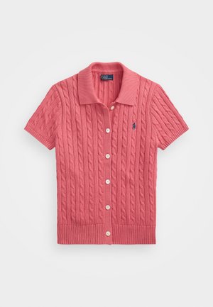 Kortermet, rosa kabelstrikket cardigan med krage, knapper nedover foran og en liten brodert logo til venstre.