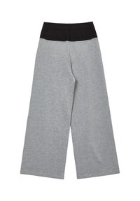 Pantalons larges gris avec une taille noire, présentant une texture lisse et sans motifs visibles. Poches arrière pour plus de praticité.