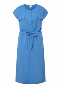 Blaues lässiges Kleid mit rundem Ausschnitt, kurzen Ärmeln, zwei Brusttaschen und einem Gürtel, der in der Taille zusammengezogen wird. Glatte Stofftextur.
