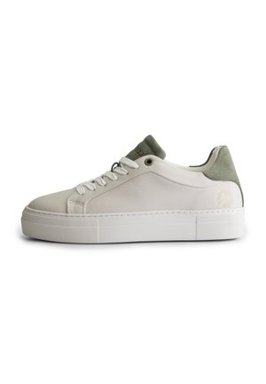 Niski biały sneaker z grubą podeszwą, białymi sznurówkami i jasnoszarymi zamszowymi detalami na pięcie i języku, widoczny z profilu.