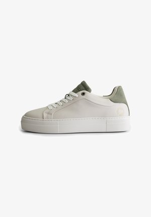 Baskets basses blanches avec semelle épaisse, lacets blancs et détails en daim gris clair au talon et à la languette, vues de profil.