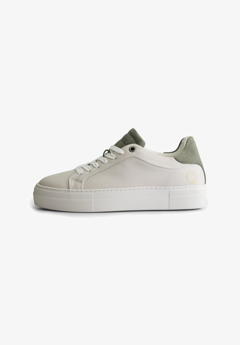 Baskets basses blanches avec semelle épaisse, lacets blancs et détails en daim gris clair au talon et à la languette, vues de profil.