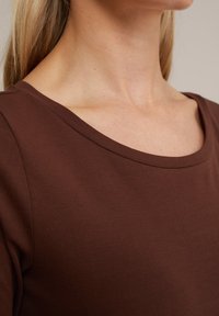 WE Fashion THREE-QUARTER SLEEVE - Hosszú ujjú felső - brown
