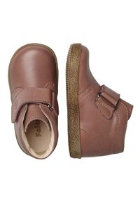 Scarpe di pelle marrone con punta arrotondata, cinturino in velcro e suola in gomma battuta. Finitura liscia con dettagli di cucitura sottili.