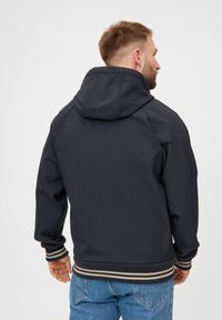 Veste à capuche navy avec des poignets et un ourlet côtelés, présentant des rayures contrastantes beige et blanches. Tissu lisse avec une coupe décontractée.