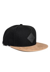 Crna snapback kapa s uzdužnim rubom od smeđe suede. Ima teksturirano crno platno i kožnu oznaku u obliku dijamanta sprijeda.