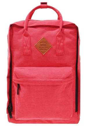 Czerwony plecak Vans z kwadratową brązową naszywką z logo, górnymi uchwytami, przednią kieszenią na suwak oraz bocznym suwakiem na białym tle.
