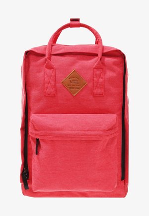 Sac à dos Vans rouge avec patch logo carré marron, poignées supérieures, poche avant zippée et fermeture éclair latérale sur fond blanc.