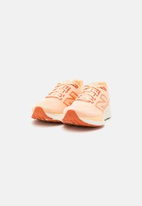 New Balance FRESH FOAM 680 - Chaussures de running sur route - orange