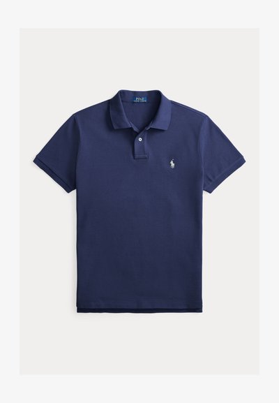 Polo bleu marine en mélange de coton avec col, patte à deux boutons et petit logo brodé sur la poitrine gauche. Manches courtes et finition soignée.