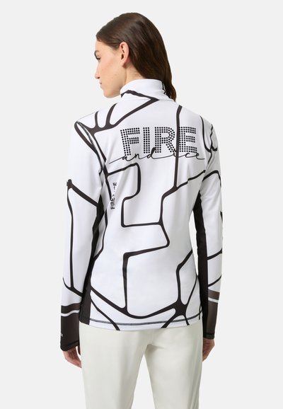 Chemise à manches longues blanche avec des lignes abstraites noires. Présente le texte "FIRE and ice" en strass au dos. Texture lisse, coupe athlétique.