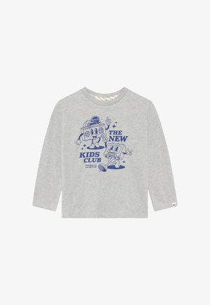 T-shirt gris à manches longues en coton, ornée de dessins bleu de boombox cartoon et du texte "THE NEW KIDS CLUB" avec des accents d'étoiles.