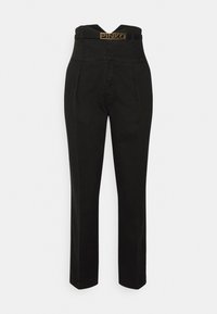 Svarta byxor med hög midja, med ett framträdande guldinspirerat logobälte. De har en skräddarsydd passform och raka ben. Slät tygtextur.