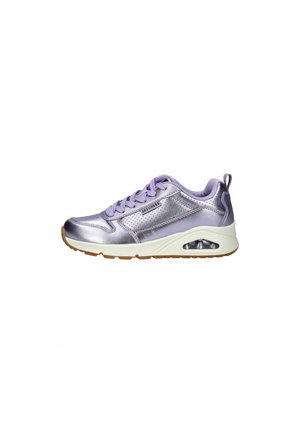 Scarpe sportive viola con finitura metallica, design con lacci, dettagli perforati e suola ammortizzata con unità d'aria visibile.