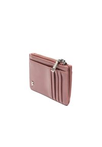 Kompaktná fialová kožená peňaženka s viacerými priehradkami na karty a strieborným zipsom na bielom pozadí.