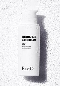 Bottiglia pompa bianca etichettata "CREMA HYDRAFAST 24H" con testo nero. Circondata da gocce d'acqua su uno sfondo chiaro, che enfatizza l'idratazione.