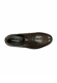 Scarpa da uomo in pelle marrone con finitura liscia, caratterizzata da punta arrotondata, chiusura con lacci e soletta testurizzata. Nome del marchio "wojas" visibile.