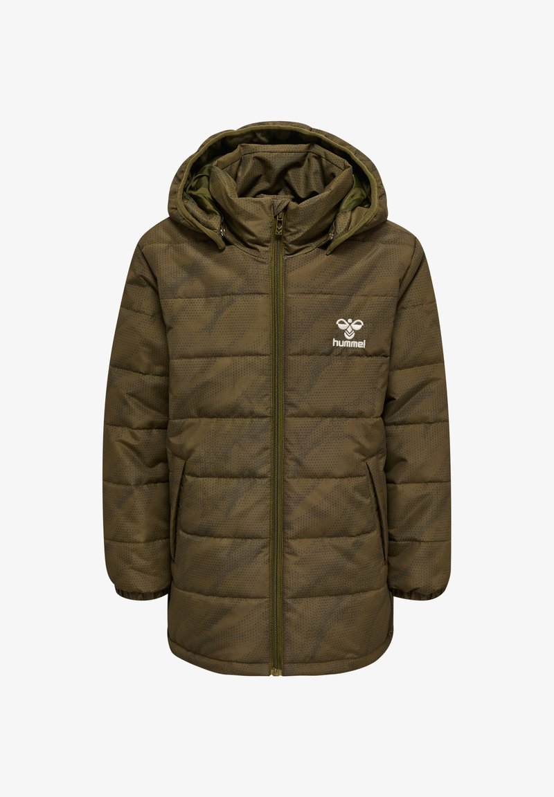 Olivengrøn polstret jakke med hætte, der har lynlås foran, to sidelommer og et subtilt geometrisk mønster. Logo på venstre bryst.