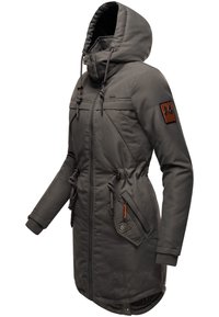 Chaqueta gris aislante con capucha, cintura ajustable y detalle de cuero sintético en la manga. Cuenta con bolsillos con cremallera y puños elásticos.