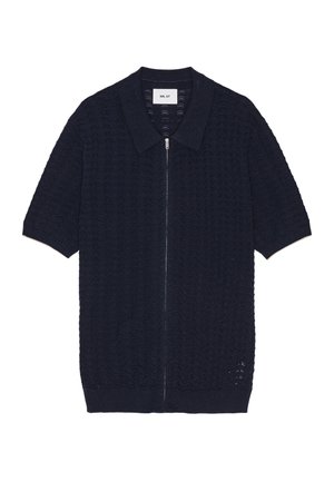 Marineblauer Strickpullover mit kurzen Ärmeln und Reißverschluss, versehen mit einem strukturierten Wellenmuster. Er hat einen klassischen Kragen und gerippte Säume.