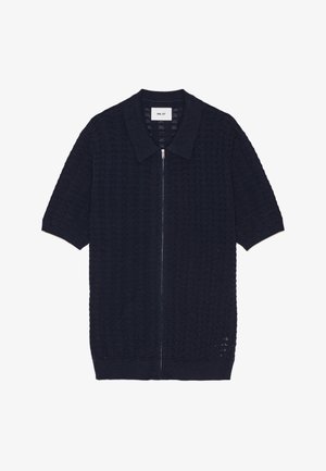 Marineblauer Strickpullover mit kurzen Ärmeln und Reißverschluss, versehen mit einem strukturierten Wellenmuster. Er hat einen klassischen Kragen und gerippte Säume.