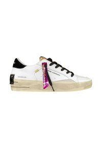 Baskets en cuir blanc avec accents noirs, semelle beige texturée, bord doré et lacets noirs. Présente une étiquette de marque violette attachée.