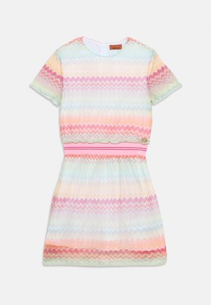Robe en tricot avec un motif zigzag dans des couleurs pastel de rose, jaune et vert. Manches courtes, col rond et une ceinture rose.