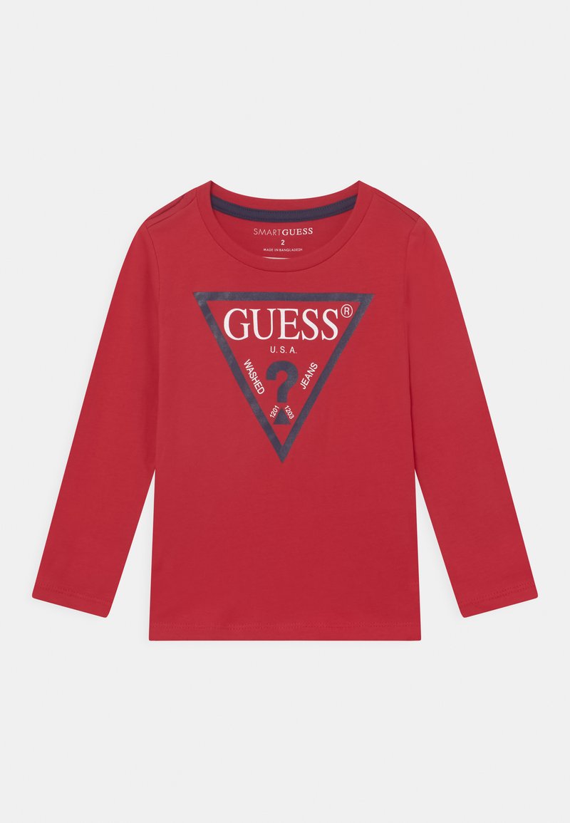 Rotes Langarm-T-Shirt aus Baumwolle mit einem grafischen navy-blauen Dreieck, das den Schriftzug "GUESS" und das Logo zeigt. Rundhals-Ausschnitt und gerade Schnittform.