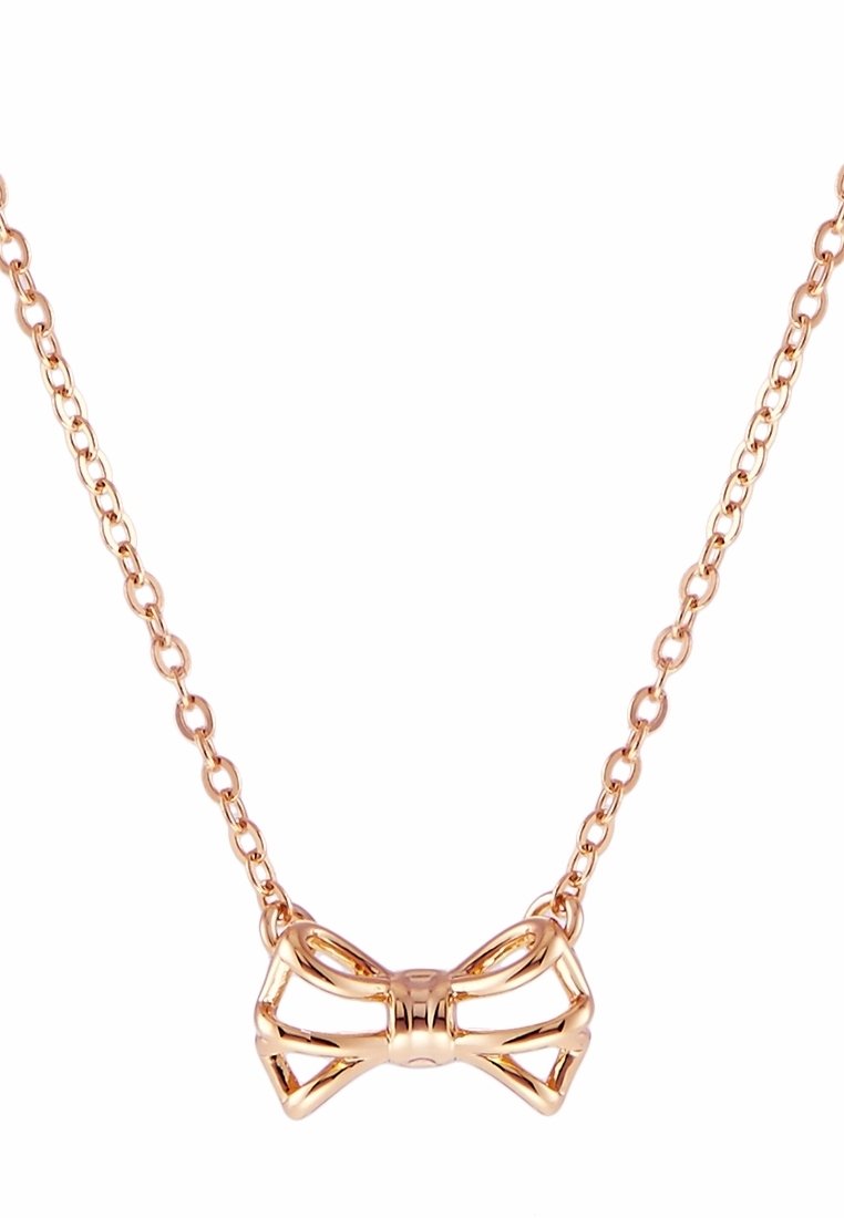 Collier chaîne en or rose avec un pendentif ajouré en forme de nœud, présentant un design poli et minimaliste.