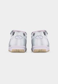 Ζευγάρι λευκά παπούτσια Puma, εμφανιζόμενα από πίσω, με υφή δέρματος και μπεζ λαστιχένιες σόλες σε απλό φόντο.