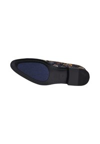 Semelle de chaussure avec une base en caoutchouc à motif en bleu foncé, présentant un bord lisse et une texture subtile. Accents floraux dans des couleurs chaudes sur le dessus.